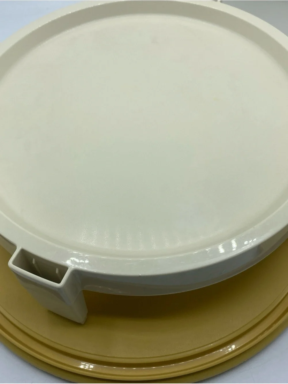 Tupperware vintage cake